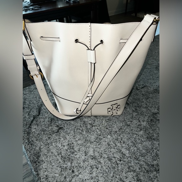 Tory Burch bucket bag. - Picture 1 of 3